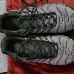 NIKE AIR MAX PLUS W BLACK & DARK GREY